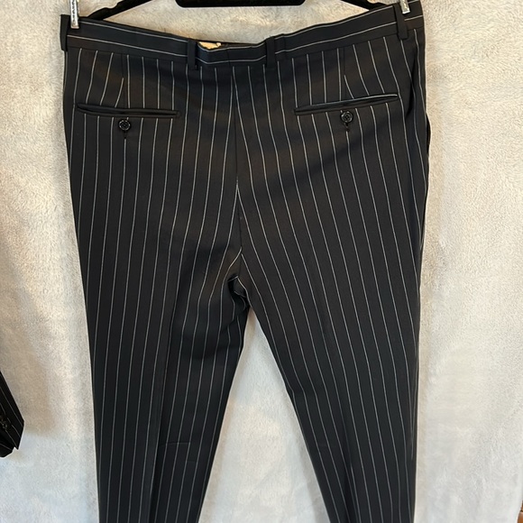 Hickey Freeman 100% Wool suit with working surgeons cuffs - Picture 9 of 9